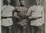 Фотографија Солунаца ( лево Василије Вучетић, у средини непознат, десно Светомир Милутиновић )