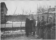 Војвода Бабунски прима орден Француске легије части од генерала Гијома у околини Преспанског језера, марта 1918. Покрај њега је војвода Цене Марковић.