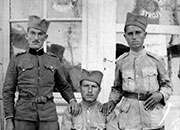 Мијат Ђоровић(стоји десно) са ратним друговима