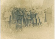 Карпински Михаило(први здесна, са књигом), лекар и учесник Првог светског рата, са српским војницима