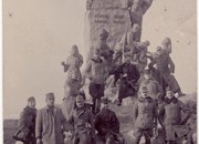 :Фотографија: Аустроугарски официри (војници)  у окупираном Београду, поред споменика Карађорђу на Калемегдану