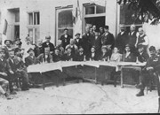 Фотографија -  Тодор Пашајлић ( други ред -  са лева седми  ) са својим ратним друговима - солунцима, испред кафане Европа у Куршумлији. 