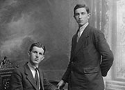Миладин Ч. Ђуровић (седи) и брат Милан-Мита (стоји), у Лиону (Lyon), Француска, јули 1917.
