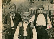 Фотографија -Милинковић (Живан) Милорад  каплар, седи у средини ( стоје братанац  Милан и син Славенко )